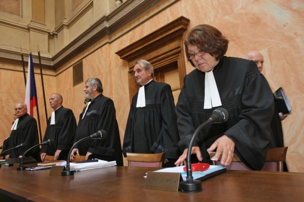 Ústavní soud udělal politikům čáru přes rozpočet.