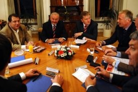 Politické špičky se konečně dohodly. Teď je řada na parlamentu.