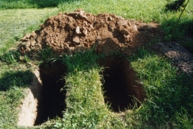 Oběti si pr&yacute; samy musely vykopat hrob. (Ilustračn&iacute; foto)