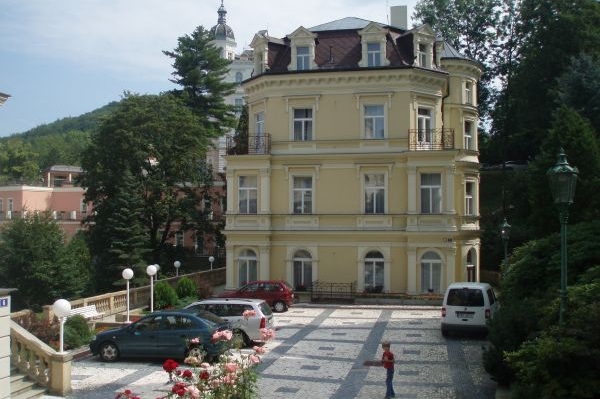 Vládní vila v luxusní karlovarské čtvrti je na prodej.
