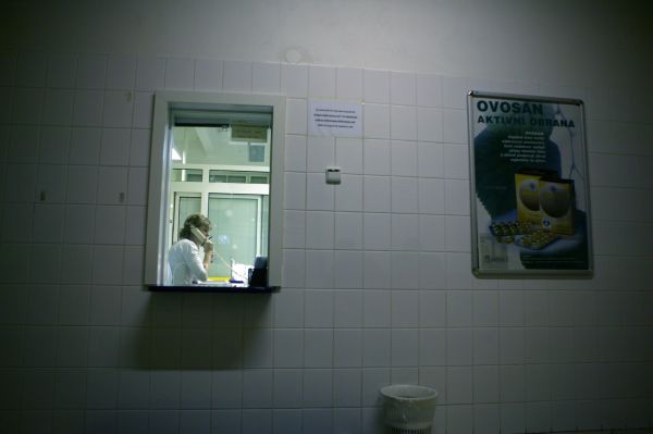 Lékařka obvinění z podvodu odmítá.