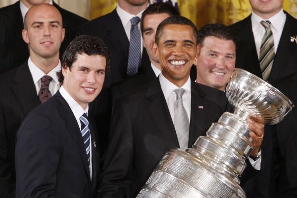 Barack Obama, Sidney Crosby a Stanley Cup.