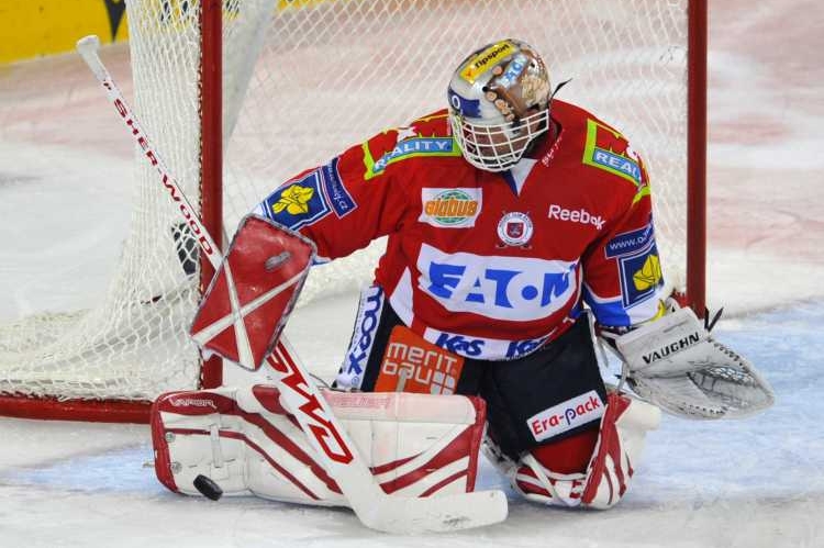 Pardubický gólman Dominik Hašek v utkání proti Spartě. Pardubický gólman Dominik Hašek v utkání proti Spartě.