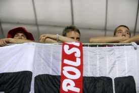 Smutní fanoušci fotbalistů Polska.