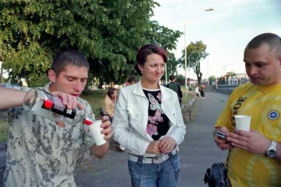Vodka z kelímků na ulici. Snímek z Kaliningradu.