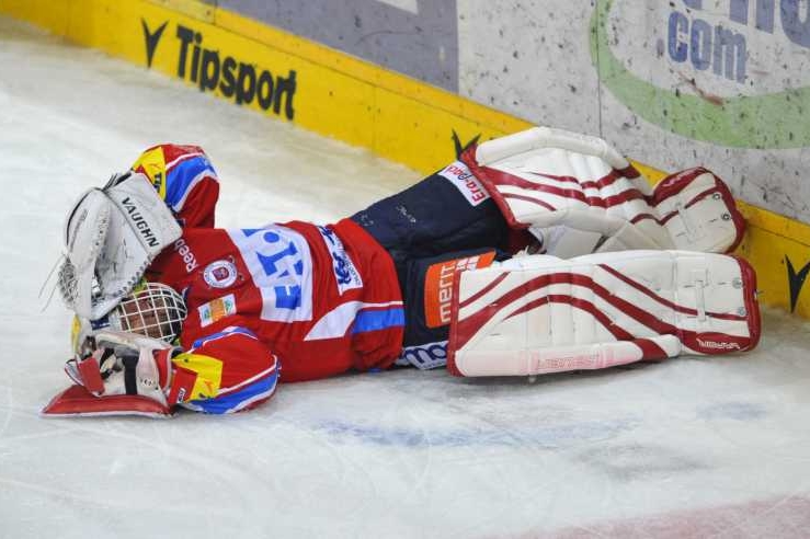Brankář Pardubic Dominik Hašek leží po střetu s Martinem Ručinským. Brankář Pardubic Dominik Hašek leží po střetu s Martinem Ručinským.