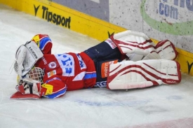 Brank&aacute;ř Pardubic Dominik Ha&scaron;ek lež&iacute; po střetu s Martinem Ručinsk&yacute;m.