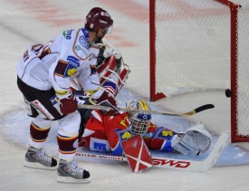Dominik Ha&scaron;ek čel&iacute; n&aacute;jezdu Martina Ručinsk&eacute;ho.