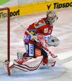 Dominik Ha&scaron;ek v utk&aacute;n&iacute; jeho Pardubic se Spartou.