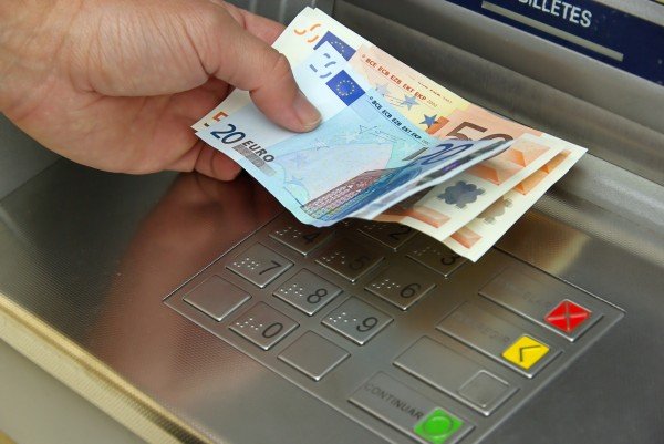 Zvědavý bankomat (ilustrační foto). Zvědavý bankomat (ilustrační foto).