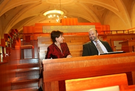 Zástupci vlády: ministryně zdravotnictví a šéf vnitra.