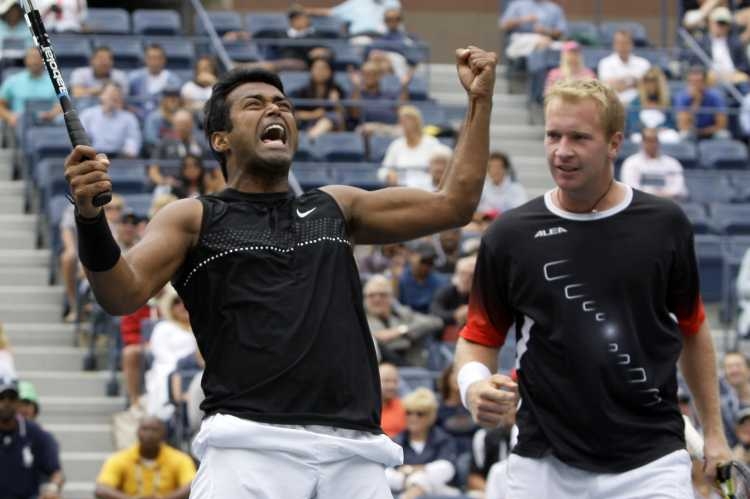 Vítězové US Open 2009: Lukáš Dlouhý (vpravo) a Leander Paes.