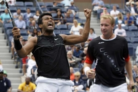 Vítězové US Open 2009: Lukáš Dlouhý (vpravo) a Leander Paes.