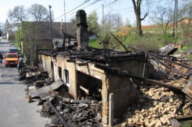 Vyhořel&yacute; domek romsk&eacute; rodiny z V&iacute;tkova po &uacute;toku žh&aacute;řů.