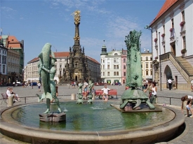 Horní náměstí v Olomouci s Aríónovou kašnou.