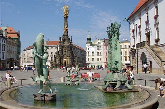 Horní náměstí v Olomouci s Aríónovou kašnou.
