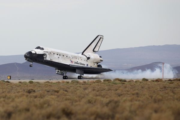 Raketoplán přistál před třetí hodinou ranní. Raketoplán přistál před třetí hodinou ranní.