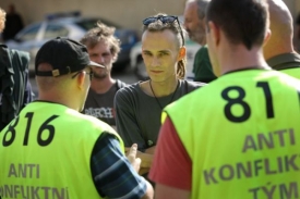 Se squattery vyjednávají lidé z policejního antikonfliktního týmu.