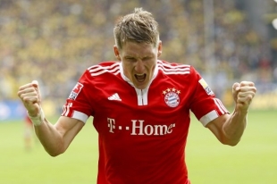 Bastian Schweinsteiger v utk&aacute;n&iacute; Bayernu s Dortmundem.