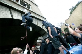 Někteří anarchisté se chtěli do domu dostat po laně.