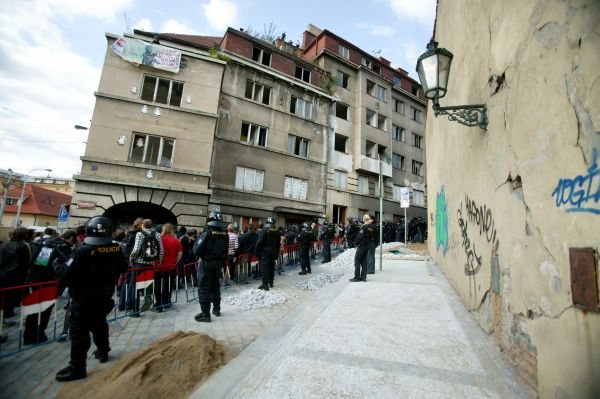 Policie se snažila zabránit dalším squatterům ve vstupu do domu.
