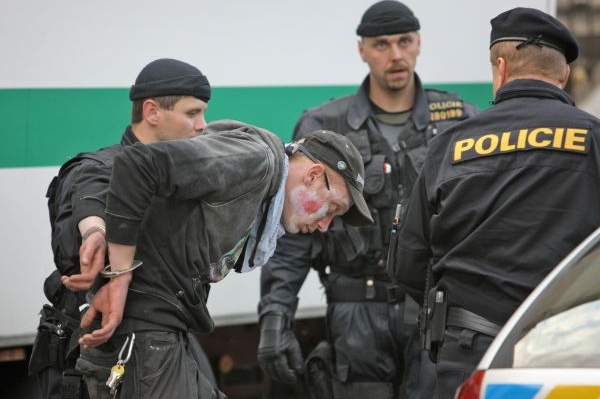 Policie zadržela 24 squatterů.