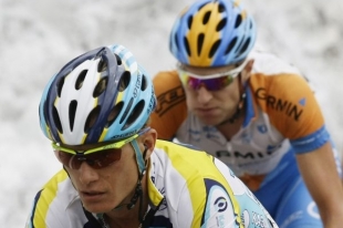 Dlouh&aacute; stoup&aacute;n&iacute;, stra&scaron;&aacute;k cyklistů během Vuelty.