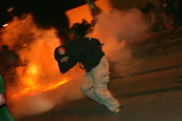 Bitva o Albertov. Na anarchisty vyrazili těžkooděnci s dělbuchy.