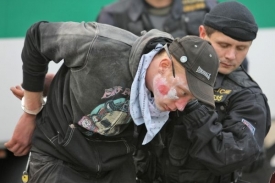 Proti squatterům uvnitř domu zasáhla policie v sedm ráno.