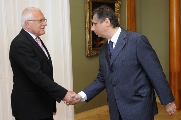 Ústavní novelu už podepsali prezident Klaus i premiér Fischer. 