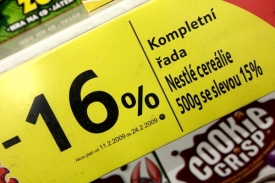 I přes v&yacute;razn&eacute; slevy nakupuj&iacute; Če&scaron;i m&eacute;ně.