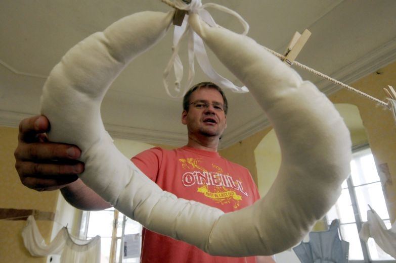 Věneček, který se kdysi nosil okolo pasu pro rozšíření sukně.