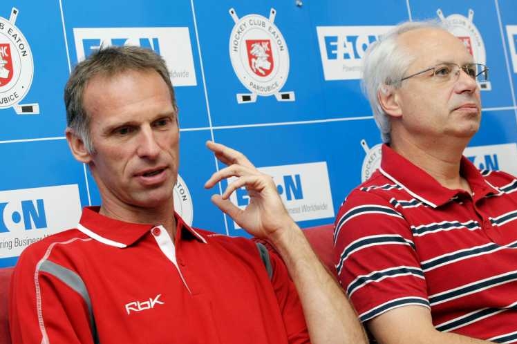 Dominik Hašek (vlevo), gólman hokejistů Pardubic.
