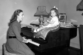 Zpěvačka na sn&iacute;mku z roku 1948 se svou dcerou.