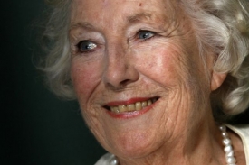 Vera Lynnov&aacute;, nejstar&scaron;&iacute; umělec v čele britsk&eacute; hitpar&aacute;dy.