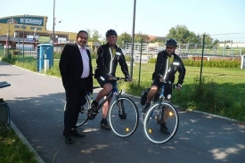 Představení policejních cyklohlídek. Volte toho bez kola, je to Lukša.