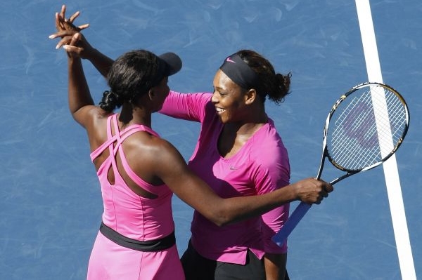 Serena a Venus Williamsovy se radují z vítězství v deblu na US Open Serena a Venus Williamsovy se radují z vítězství v deblu na US Open