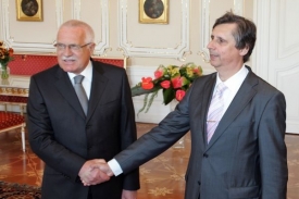 Prezident vin&iacute; z politick&eacute; destabilizace &Uacute;stavn&iacute; soud.