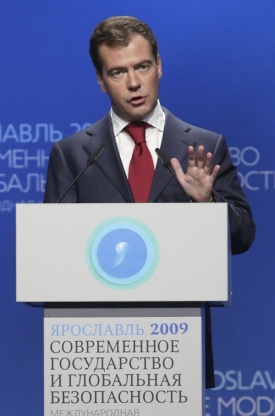 Dmitrij Medveděv se snaž&iacute; o kritiku Ruska.