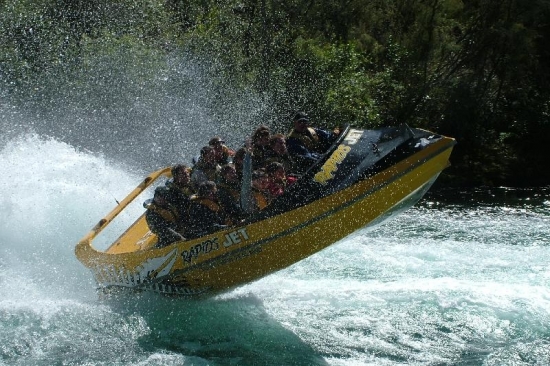 Na řece Waikato jetboaty l&eacute;taj&iacute; vzduchem.