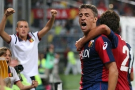Hernán Crespo (čelem) je jednou z největších hvězd FC Janov.