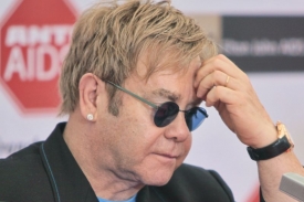 Elton John prý nemůže adoptovat malého ukrajinského sirotka.