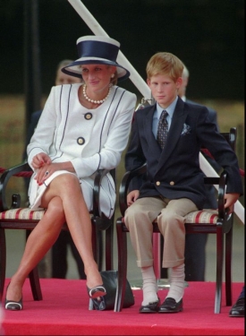 Princ Harry se svou matkou, princeznou Dianou.