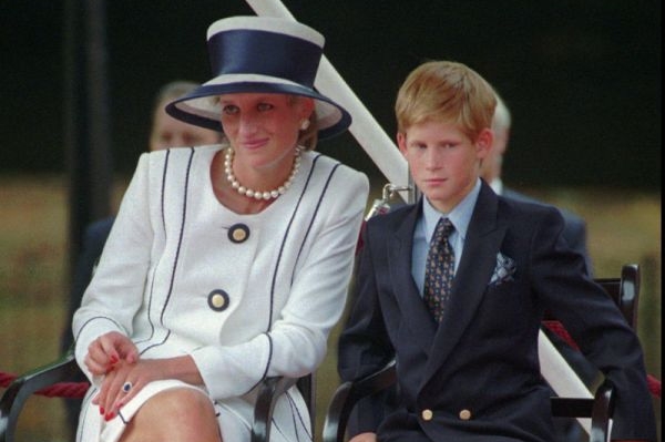 Harrymu bylo 12 let, když v roce 1997 princezna Diana zahynula. 
