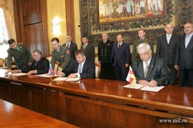 Rusk&yacute; ministr obrany podepisuje dohodu s od&scaron;těpenci od Gruzie.