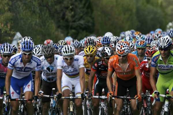 Cyklistický peloton během závodu Vuelta. Cyklistický peloton během závodu Vuelta.