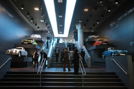 Schody na expozici BMW lemuj&iacute; slavn&eacute; vozy minulosti.