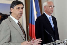 Jan Fischer (vlevo ) se změnami v RVVI poč&iacute;t&aacute; (na foto s předsedou AV Draho&scaron;em).