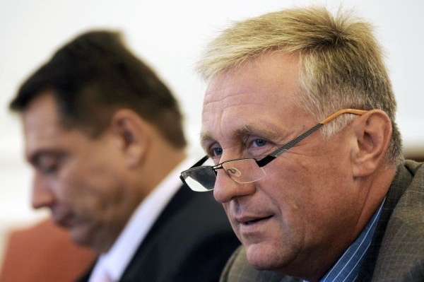 ODS i ČSSD by ve volbách získaly stejně, a to 29,5 procenta hlasů. ODS i ČSSD by ve volbách získaly stejně, a to 29,5 procenta hlasů.