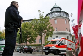 Policie nyn&iacute; ansba&scaron;sk&eacute; gymn&aacute;zium prohled&aacute;v&aacute;.